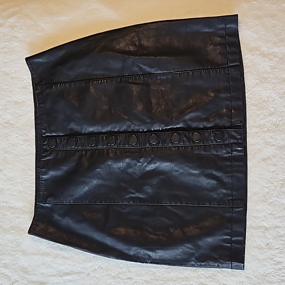 FREE PEOPLE 'Oh Snap' Faux Leather Mini Skirt Sz 4 *Like New* - Picture 3 of 7